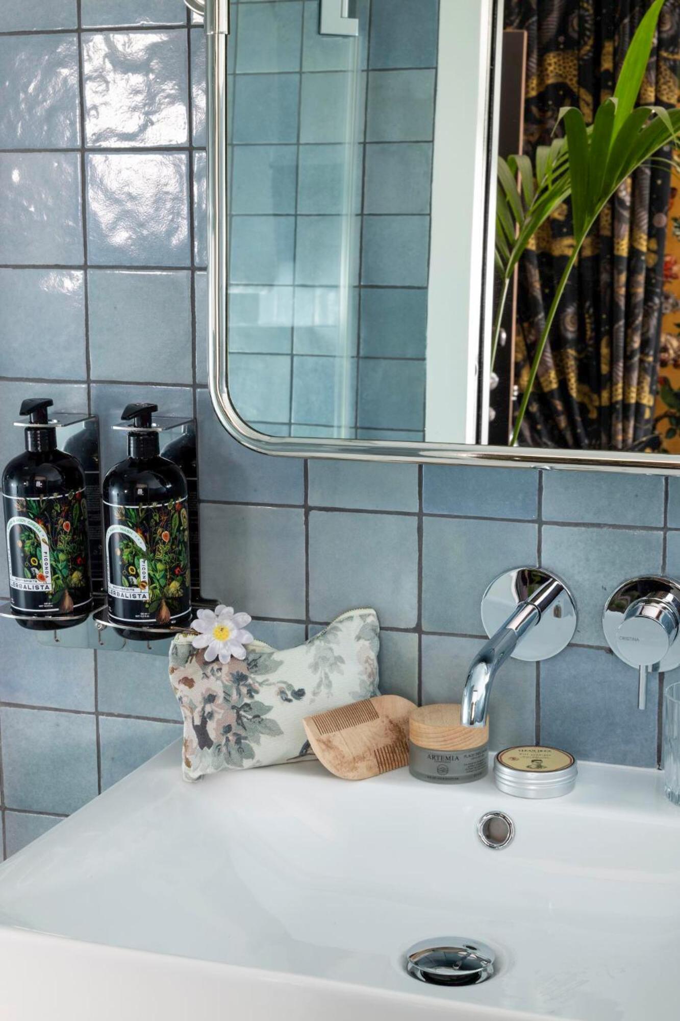 Ginette A La Folie & 4*