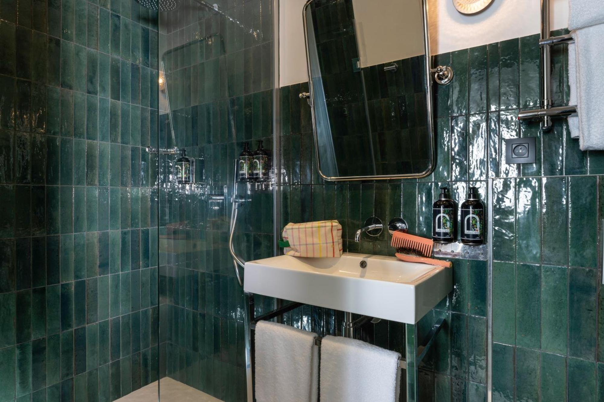 Ginette A La Folie & 4*