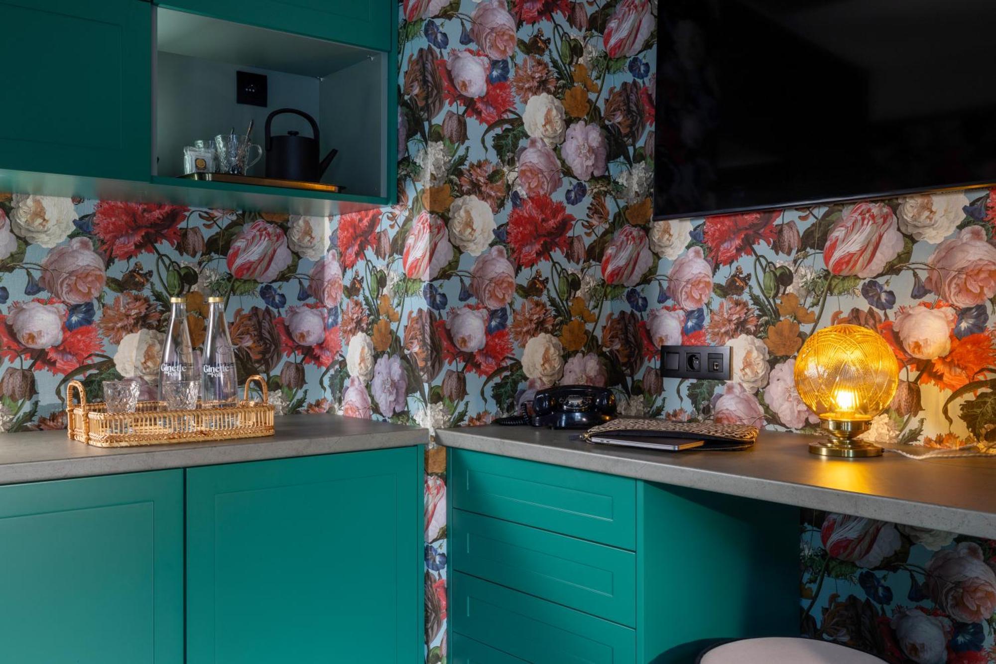 Ginette A La Folie & 4*